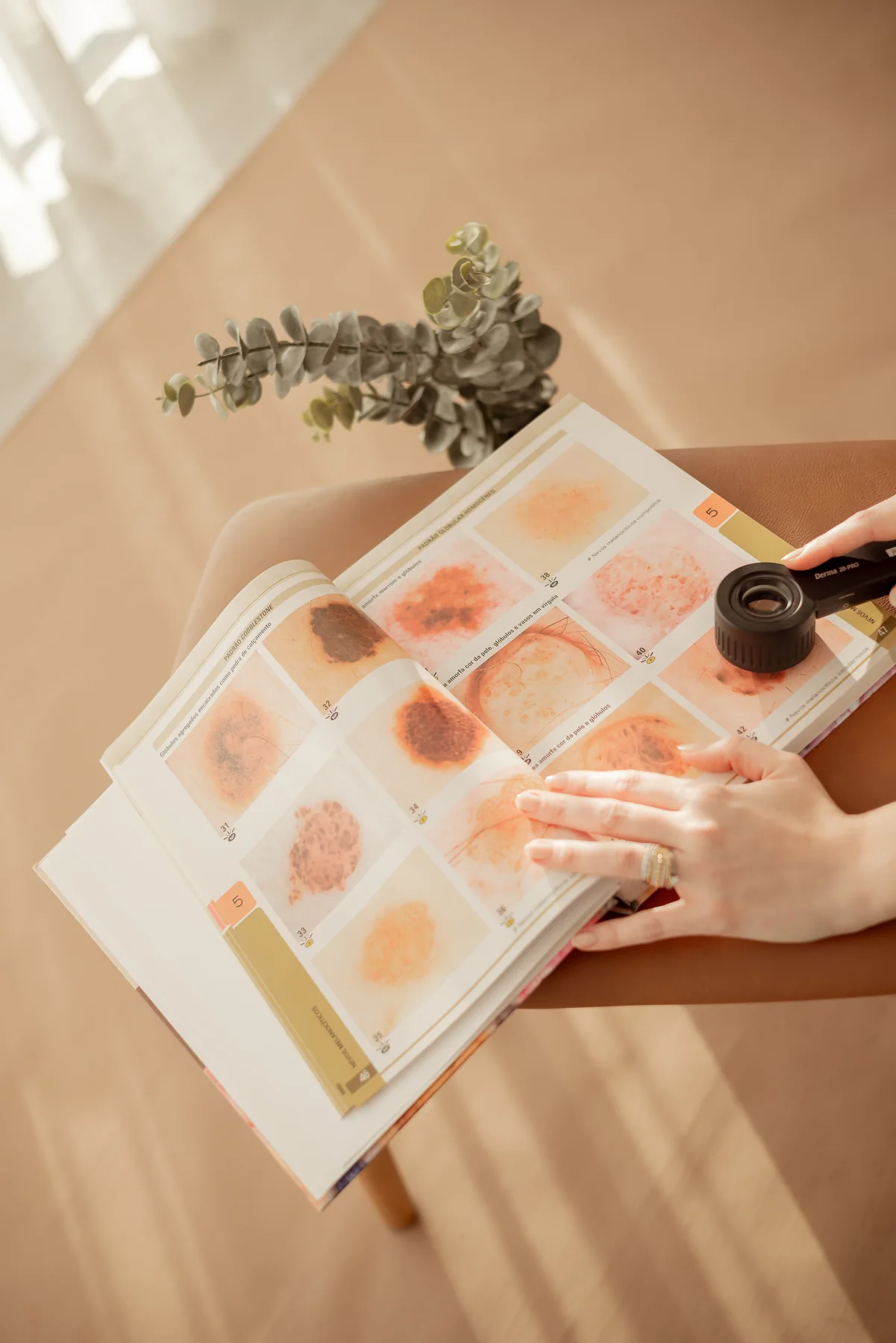 Livro de dermatoscopia com dermatoscópio